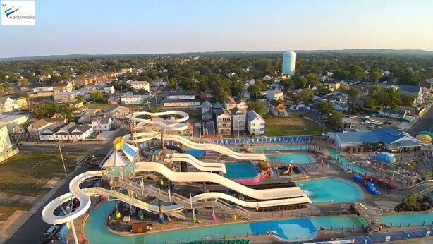 Vista aérea de un parque acuático con múltiples toboganes y piscinas.