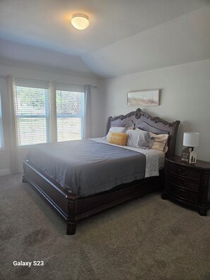 3 bedrooms, iron/ironing board, WiFi, bed sheets - new home in Lago vista Tx

 (Leander)