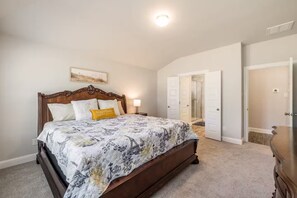 3 bedrooms, iron/ironing board, WiFi, bed sheets - new home in Lago vista Tx

 (Leander)