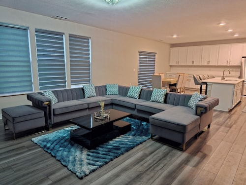 Spacious 5-bedroom house with WiFi, AC in charming Brownsburg