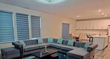 Spacious 5-bedroom house with WiFi, AC in charming Brownsburg