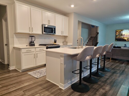 Spacious 5-bedroom house with WiFi, AC in charming Brownsburg