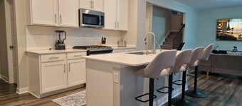 Spacious 5-bedroom house with WiFi, AC in charming Brownsburg