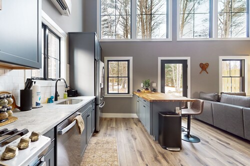 Contemporary Condo with Skiing Nearby and a Washer/Dryer