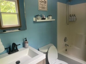 Haartrockner, Handtücher, Seife, Toilettenpapier