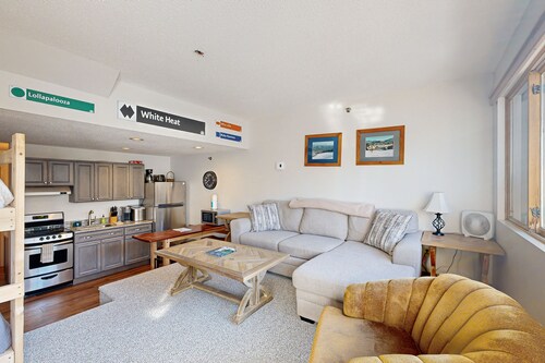 Cozy Studio with Slopeside Access, Pool, Sauna, and Mountain Views