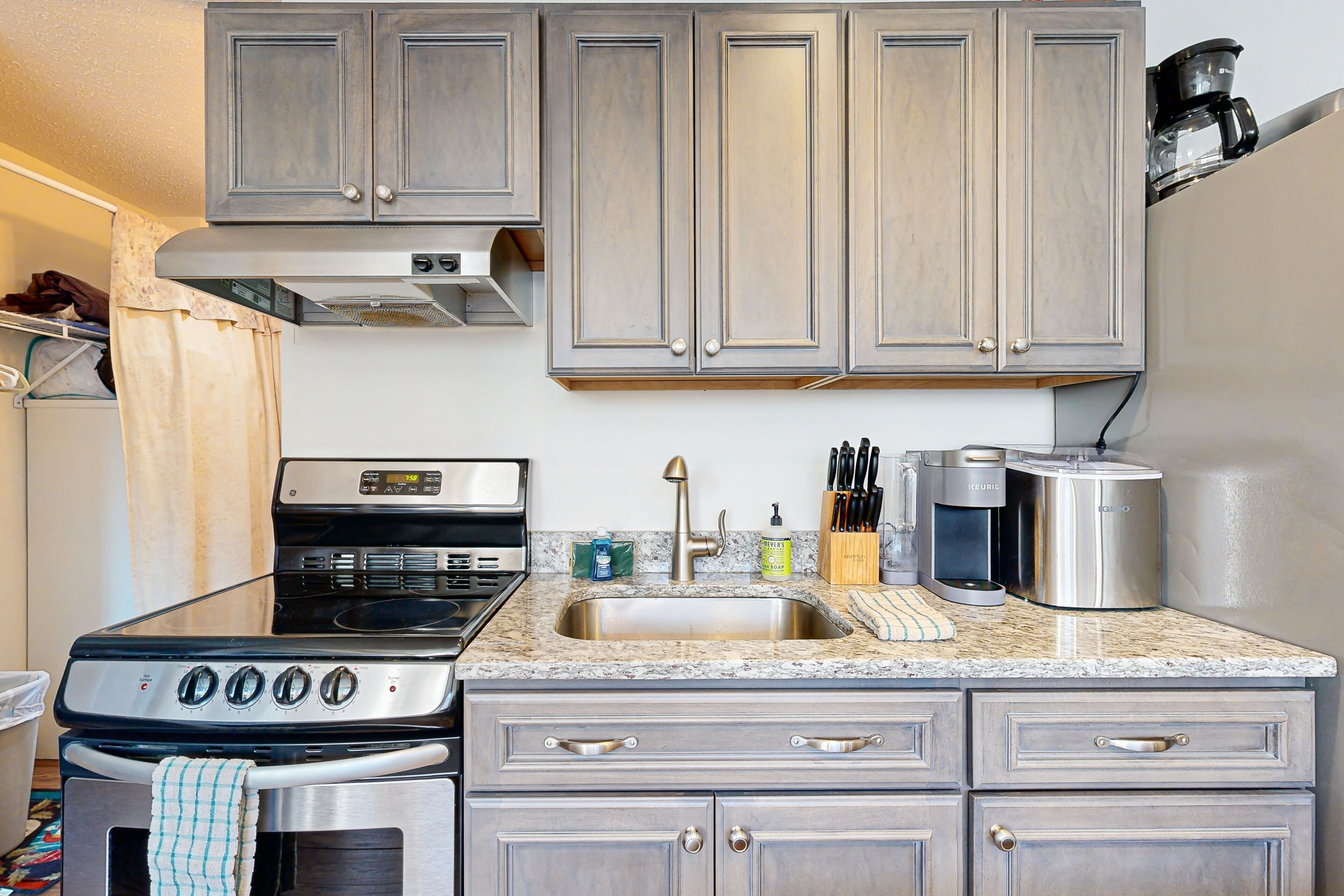 Réfrigérateur, micro-ondes, four, plaque de cuisson