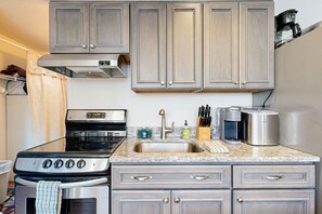 Kjøleskap, mikrobølgeovn, ovn og kokeplater