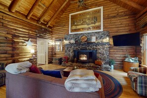 TV, fireplace, books - Cozy dog-friendly condo w/ private deck, grill, gas fireplace, firepit, cornhole (Smuggles Notch)