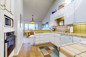 Fridge, microwave, oven, stovetop - Beach Retreat near Seascape Resort -  close to golf, beaches, & shopping (Aptos)