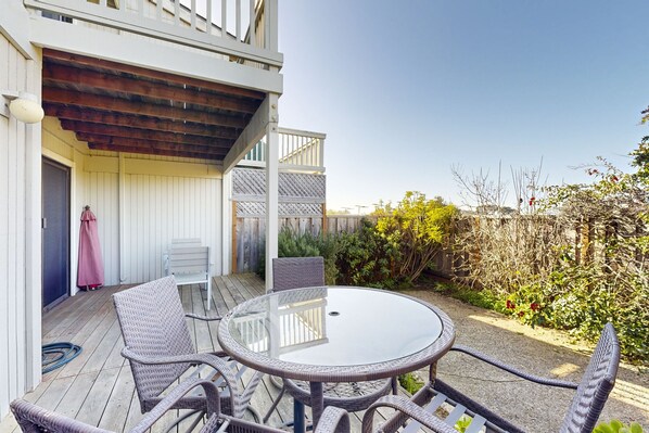 Outdoor dining - Beach Retreat near Seascape Resort -  close to golf, beaches, & shopping (Aptos)