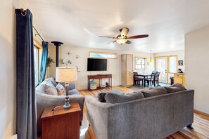 TV - Two-story home with sunroom, large yard, fire pit, & BBQ grill (Flagstaff)