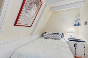 1 bedroom, internet, bed sheets