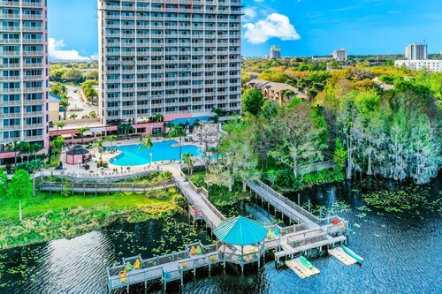 Dog-friendly lakefront condo w/WiFi, W/D, AC, resort amenities, near attractions