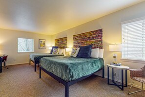 4 bedrooms, iron/ironing board, Internet, bed sheets