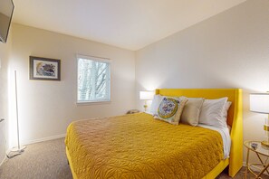 4 bedrooms, iron/ironing board, internet, bed sheets