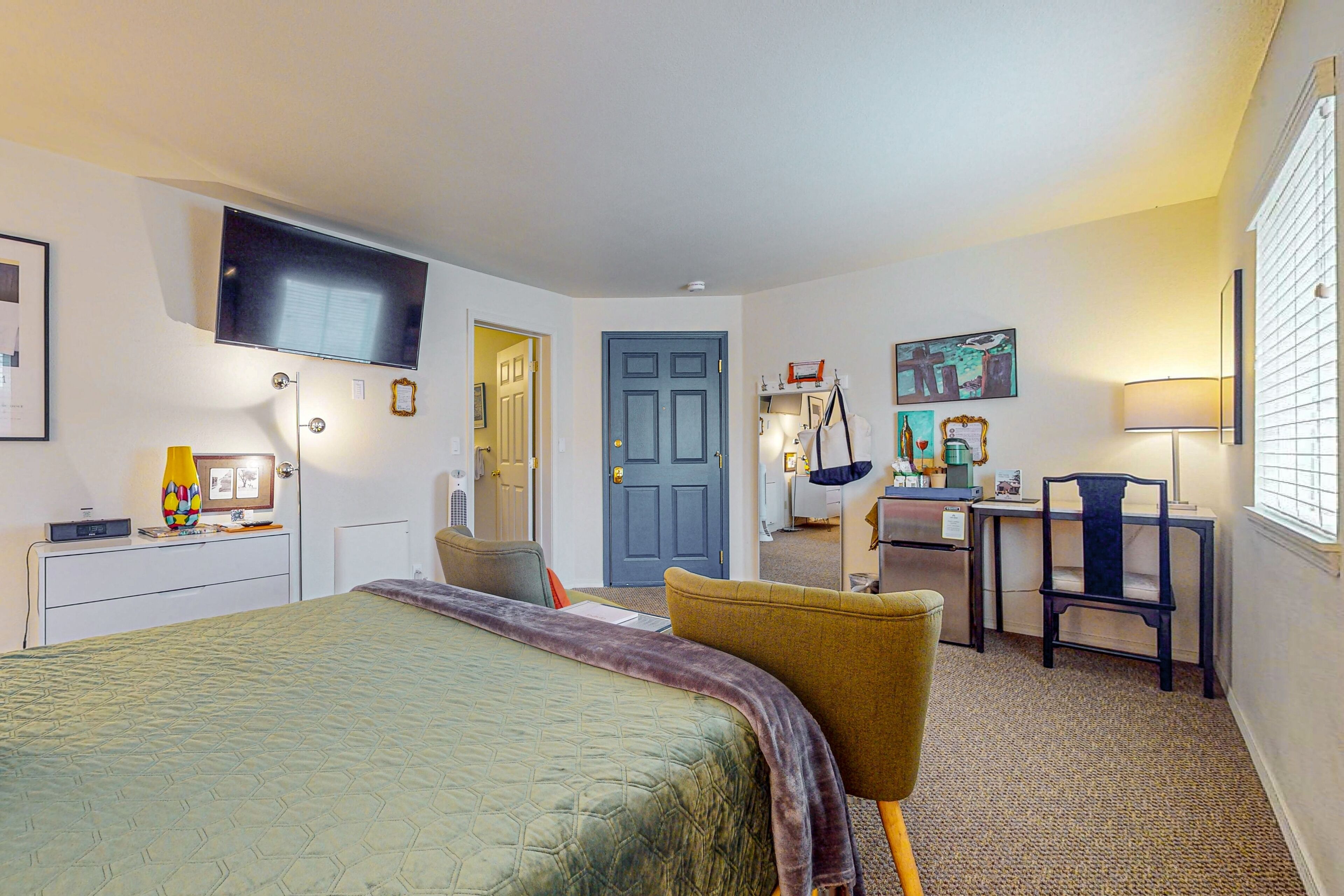 4 bedrooms, iron/ironing board, Internet, bed sheets