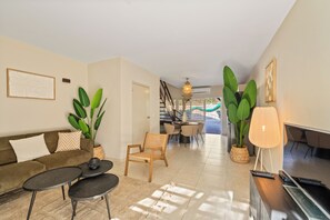 Smart TV - Centrally located home with pool, private parking and close to everything! (Willemstad)