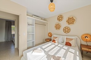 2 bedrooms, iron/ironing board, travel crib, free WiFi - Centrally located home with pool, private parking and close to everything! (Willemstad)