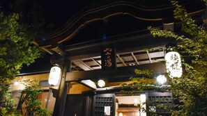 Ein traditionelles japanisches Gebäude mit Holzkonstruktion, Beschilderung und einem Schild.