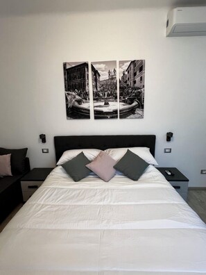 Chambre Confort double, 1 lit double, salle de bain privée | Coffre-fort, bureau, accès au Wi-Fi (inclus)