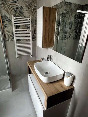 Chambre simple Confort | Salle de bain | Douche, articles de toilette (gratuits), séchoir à cheveux