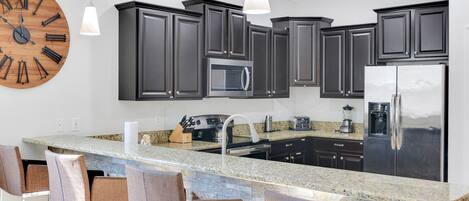 Een koffiezetapparaat/waterkoker, een broodrooster