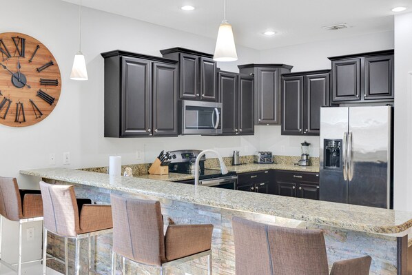 Kaffe- och tebryggare, brödrost, grytor/köksredskap och ismaskin