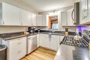 Réfrigérateur, micro-ondes, plaque de cuisson, lave-vaisselle
