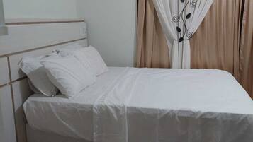 4 bedrooms, iron/ironing board, WiFi, bed sheets