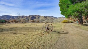 A rural landscape with a dirt road, a large tree, and mountains in the background. - Mtn-View Weldon Home: Walk to Pacific Crest Trail (Weldon)