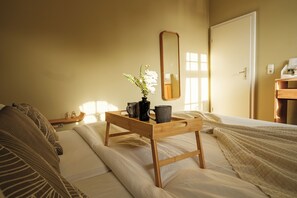 3 dormitoris, escriptori i planxa i posts de planxar