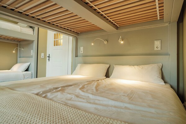 3 Schlafzimmer, Schreibtisch, Bügeleisen/Bügelbrett, Reisekinderbett