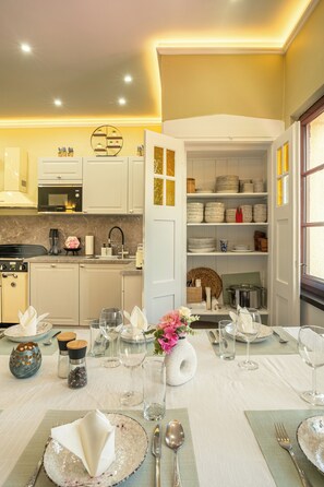 Fridge, microwave, oven, stovetop - Rhein Haven - 125m² Premium Retreat - ideal for families & teams - free parking (Frechen)