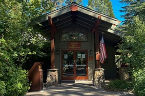 Exterior detail - Cozy townhouse with pool access, board games, and fireplace - near skiing (Northstar - Truckee)