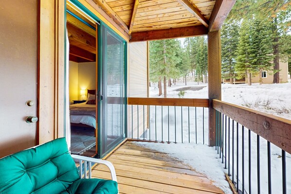 Property grounds - Cozy townhouse with pool access, board games, and fireplace - near skiing (Northstar - Truckee)