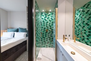 5 Schlafzimmer, Schreibtisch, Bügeleisen/Bügelbrett, Reisekinderbett