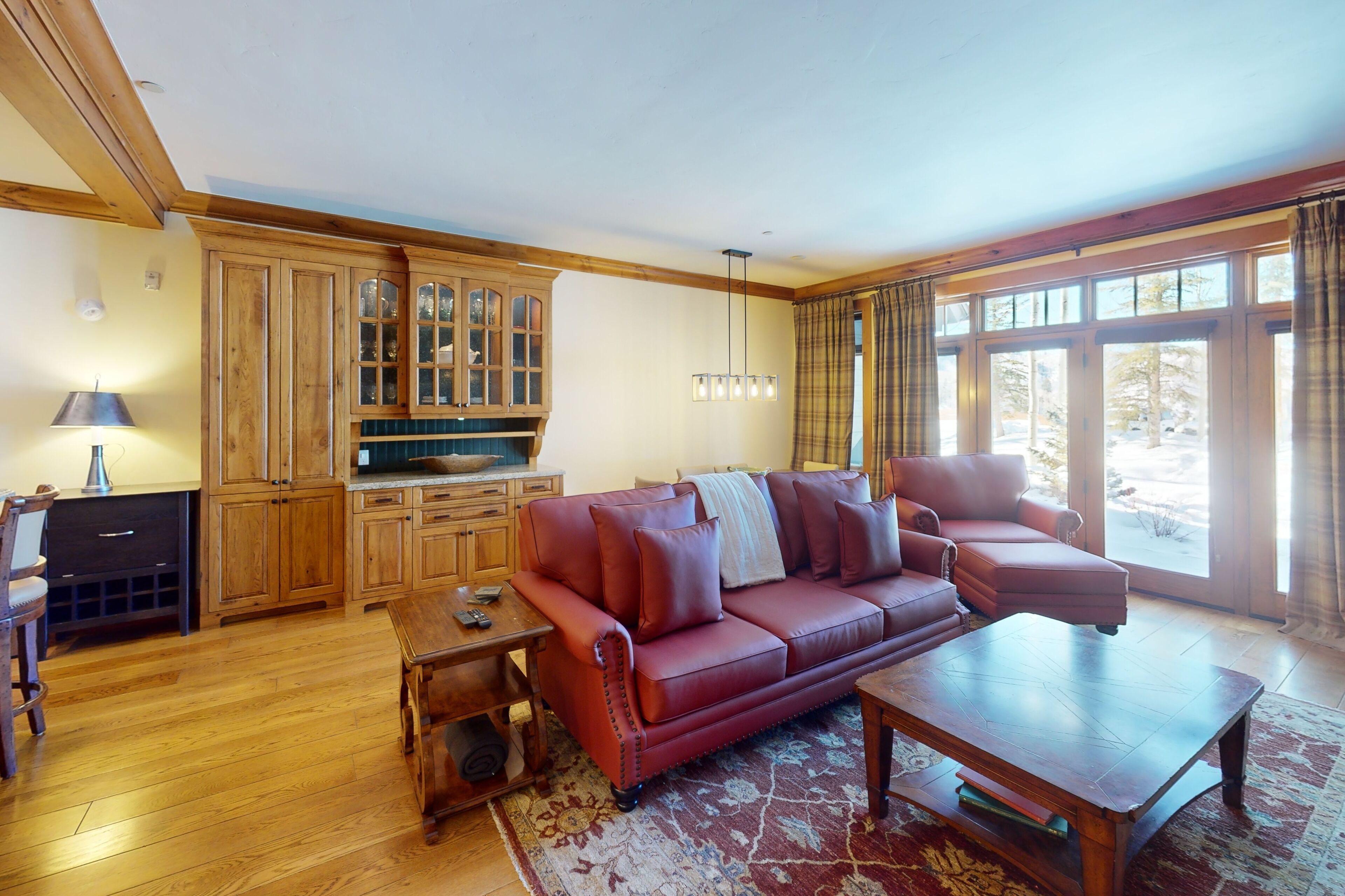 Télévision, cheminée, lecteur de DVD