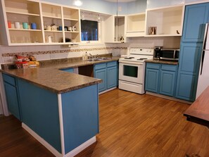 Réfrigérateur, four à micro-ondes, un four, surface de cuisson