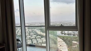 1 dormitori, caixa forta a l'habitació i planxa i posts de planxar