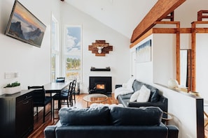Smart TV, fireplace