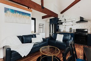 Una Smart TV, una chimenea