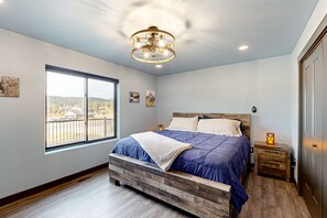4 bedrooms, iron/ironing board, internet, bed sheets
