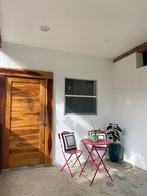 Outdoor dining - Studio house in Playa Maderas (León)