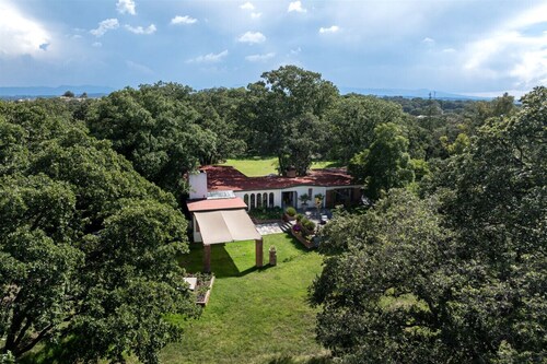 Tepoztlán Escape with Jacuzzi, Fireplace & Games