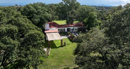 Tepoztlán Escape with Jacuzzi, Fireplace & Games