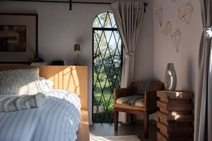4 bedrooms, desk, WiFi