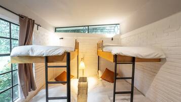 4 bedrooms, desk, WiFi