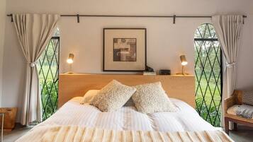 4 bedrooms, desk, WiFi, bed sheets