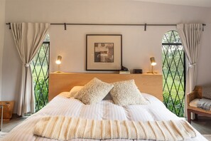 4 bedrooms, desk, WiFi, bed sheets - Tepoztlán Escape with Jacuzzi, Fireplace & Games (San Miguel Cañadas)